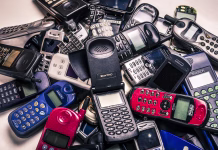 Če imate te stare mobilne telefone doma, jih ne zavrzite! Z njimi lahko zaslužite več kot 10.000 evrov … Crema, Italy - February 26, 2015: collection of old used mobile phones with logos and labels. Obsolete electronic phones, some broken other still functioning, of several brands: Alcatel, Coca Cola, Samsung, Motorola. This highlights the need for sustainable product development and the need for recycling.