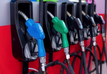 Prihajajo nove cene goriv: a veste, koliko boste odšteli za dizel in bencin? Fuel Pump, Gas Station, Gasoline. Colorful Petrol pump filling nozzles isolated on white background , Gas station in a service in warm sunset. Head fuel vehicle refueling facility in Asia