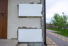 Najpogostejše napake pri fasadiranju Installation of styrofoam insulation sheets on house facade wall for thermal protection.