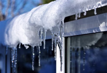 5 obveznih korakov pred prvimi minusimi: Izognite se dragim popravilom, brez skrbi vstopite v mrzle dni A series of five striking images of winter scenes taken in and around the medieval village of Thaxted, in Essex, England after snowfall. The light and the shadows, coupled with the unusual perspectives and features such as Victorian lamps, icicles growing both with and against the forces of gravity, snow on rooftops and on shrubs and trees make these images stand out from the more common classic winter scene imagery.