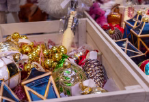 Znaki, ki jasno kažejo, da hišo za praznike preveč okrašujete Christmas tree toys in wooden box atstore. New Year's sale.