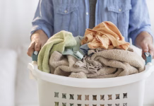 Ves čas ste košaro za perilo uporabljali narobe – tako se to počne Midsection of mature man holding laundry basket at home
