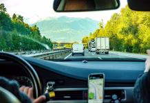 Kdo bo imel vinjeto štiri mesece dlje in kdo ne? Dars razkriva … Photo of a roadtrip in Slovenia on a highway with the mountains in the background.