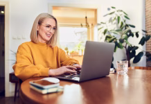 Pametna izbira: zmogljivi prenosniki POSLOVNE linije za ugodno ceno Portrait of middle aged woman sitting at dinning with laptop working at home