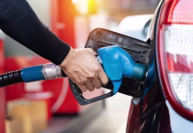 Vsi na bencinsko črpalko, posebej če tankate dizel! To so cene od troka naprej … Refueling the car at a gas station fuel pump. Man driver hand refilling and pumping gasoline oil the car with fuel at he refuel station. Car refueling on petrol station. Fuel pump at station