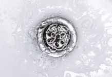 Nikakor kis in soda! V posodo z vrelo vodo dodajte to in dobili boste najmočnejše sredstvo za odmaševanje odtoka … Slow bathroom sink drain. Household plumbing problem. Water draining down slowly in wash basin. Drain cleaning and unclog