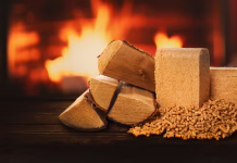 Prebojna raziskava slovenske fakultete: Prihodnost čiste energije v slovenskih rokah biomass heating. firewood, pellets and briquettes on wood burning fireplace background. sustainable, carbon neutral and renewable fuel