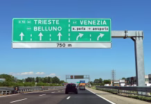 Cestnine pri sosedih se dražijo: tako bo udarilo po vaši denarnici Motorway junction with large sign with directions to major cities in Italian such as Venice and the airport