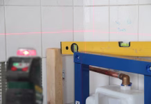 Laser ali vodna tehntica: S čim boste boljše izmerili ‘vaservago’ Plumber at work with a laser beam