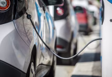 Nastal bo nov razred majhnih električnih avtov: bodo pri nas zato cenejši? Small electric vehicle at a charging station