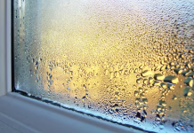 Preizkusila je dva trika proti kondenzaciji na oknih: en je bil popoln neuspeh, ne boste verjeli, kaj je delovalo Windowsill and glass covered in condensation water droplets