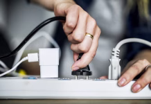 Tega aparata nikar ne priklapljajte na podaljšek: je najpogostejši vzrok požara v hiši, mnogi se tega sploh ne zavedajo! Woman plugging the wire to the outlet