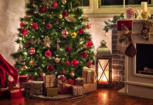 Privabite bogastvo v dom: med okraševanjem jelke je en detajl obvezen za srečo in uspeh Wrapped presents under the Christmas tree