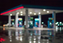Sprememba čez noč: to bodo od torka plačevali vozniki po vsej Sloveniji blur image of gas station at night