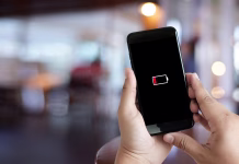 Ste ves čas napačno polnili telefon? Strokovnjaki razkrivajo resnico Close up man hands using smart phone battery low charged battery screen