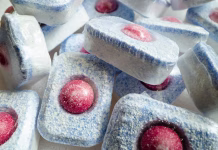 Tableta za pomivalni stroj: 5 pametnih načinov uporabe v gospodinjstvu Closeup of dishwasher tabs for design purpose
