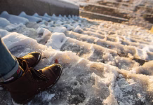 Pozabite na sol: led na stopnicah v trenutku izgine s kombinacijo teh poceni sestavin Danger of slipping. Female boots on rough slipper ice surface. A woman in brown leather shoes descends the slippery ice ladder.