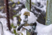 Mraz vas lahko udari po denarnici: s temi preprostimi triki se izognete dragim zimskim okvaram old metal tap covered with ice and snow, winter scene