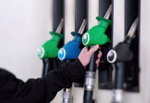 V torek nove cene goriv: bo bencin spet presegel mejo 1,43 evra? A closeup view of vibrant fuel pumps at a bustling service station, fully prepared for vehicle refueling at any moment