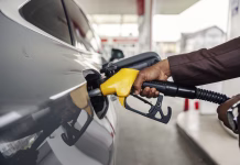 V torek se spreminjajo cene goriv, pripravite se na … Cropped picture of an unrecognizable diverse man's hand holding nozzle and filling up the tank at gas station.