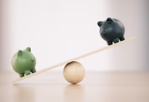 Obrok, ki “komaj še gre”, je rdeča luč: ne ignorirajte je Green And Black Ceramic Piggy Banks On A Seesaw Before Defocused Wooden Background