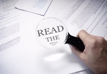 Naučite se brati drobni tisk pri naročninah in paketih read the small print magnified, business concept