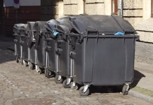 Resnica o črnem zabojniku za preostanek odpadkov: tja gre preveč Recycling bins, black garbage containers for residual waste standing on the sidewalk