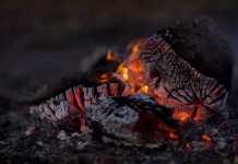 Ne zavrzite pepela iz peči: le pest ga položite v kot doma in rešite težavo, ki pozimi spravlja ob živce skoraj vsakogar da