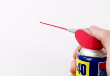 Ste ga doslej uporabljali narobe? WD-40 skriva več, kot si mislite WD40. Anti-rust cleaner on a white background