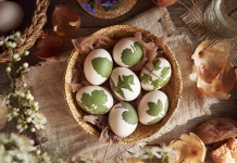 Pirhi brez nepotrebnih stroškov: naravne barve, domači vzorci in pameten velikonočni prihranek White Easter eggs with herbs attached to them with old stockings - preparation for dyeing with onion peels