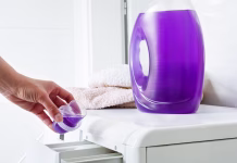 Ena preprosta napaka lahko uniči vaše pranje Woman hand pouring liquid detergent in the washing machine. Household.