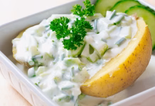 Kosilo za 4 pod 10 €? Da, mogoče je. baked potato with herb curd on a white plate