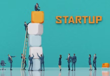 Tako bo vlada skrbela za slovenske startupe: želijo 25-odstotno letno rast sektorja Business people are working with massive cubes, move them around, build charts, trying to get on top of construction. Business concept, professional ladder, competitive live 3D rendering illustration