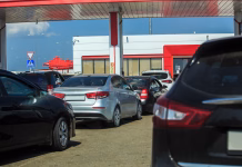 Nagli porast cen goriva v Sloveniji! Podražitve še višje kot so napovedali … Cars at a petrol station in a queue on a sunny summer day