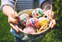 Najlažji trik za barvanje jajc, da bodo videti so kot iz pravljice: potrebujete le 2 sestavini … Colorful Easter eggs in basket. Children gathering painted decoration eggs in spring park. Kids hunt for egg outdoors. Festive family traditional play game on Easter.