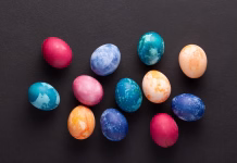 Pozabite na kis, drage barve in pokanje: z eno žlico tega boste za veliko noč imeli najlepša jajca Easter eggs on dark stone background