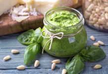 Pomlad v kozarcu: čemažev in bazilikin pesto Homemade pesto with pine nuts on a blue wooden background