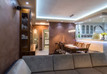 Res je, pametne žarnice porabijo več elektrike! Ali se vam bodo kljub temu izplačale, je odvisno od ene stvari Interior of a luxury living room and dining room is back