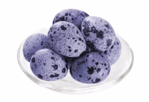 Ta tehnika pričara najlepša jajca s čudovitim vzorcem: ko jo boste preizkusili, boste pozabili na čebulne olupke Lavender-blue speckled quail eggs in a clear glass bowl on white background elegant Easter decoration symbolizing renewal and spring celebration. Minimalist, modern holiday styling for religious and festive traditions.