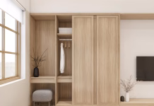 Kako izbrati pravo garderobno omaro za spalnico v manjšem stanovanju Modern japan style tiny room decorated with wood sliding wardrobe and dressing table. 3d rendering