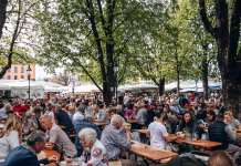 Na jugu Evrope se pravkar dogaja turistični bum. Nemci so »navalili«, zmogljivosti se hitro polnijo. Munich, Germany - April 15, 2025: Crowds of locals and tourists enjoying food and drinks at outdoor beer garden tables at Viktualienmarkt in the historic center of Munich, Bavaria, Germany