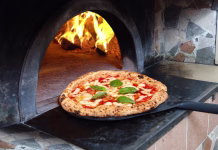 Na pico v Napoli? Mislili smo, da bo vlak najcenejši. Pa ni. pizza margherita in Italy Naples just out of the wood oven