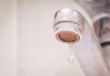 Napredna rešitev za čisto in zaščiteno vodo v vašem domu Problems with water, hard water concept, warm toned photo