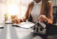 Strokovnjaki opozarjajo: ta podrobnost na hiši znižuje vrednost nepremičnine real estate agent Delivering sample homes to customers, mortgage loan contracts. Make a contract for hire purchase and sale of a house. and home insurance contracts, home mortgage loan concepts