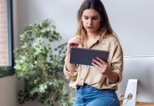 Samozaposleni si bolezni ne morejo privoščiti Shot of smart freelance business woman working with digital tablet in her startup.