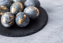 Srebrna velikonočna jajca kot iz revije: trik, ki je navdušil gospodinje Stylish grey Easter eggs made of marble and concrete with a golden potala on a grey background. Coloring eggs with natural dye karkade tea. The concept of a happy Easter.