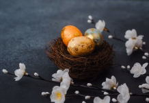 Biserna jajca za veliko noč: preprosta tehnika je navdušila gospodinje, lepših skoraj ni Colorful speckled eggs in a nest, elegantly complemented by delicate white spring blossoms for Easter.