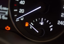 Primite se za denarnico! Dizel od polnoči spet občutno dražji Fuel economy theme. Empty car gas tank