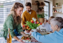 1 detajl na velikonočni mizi dela čudeže: v vaš dom privablja srečo, mir in denar Happy multigenertional family having Easter lunch together.
