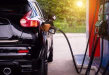 Mnogi tega ne počnejo, a se lahko konča usodno: tega koraka na bencinski črpalki nikakor ne preskočite Pumping gasoline fuel in car at gas station,travel,transportation and holiday concept.
